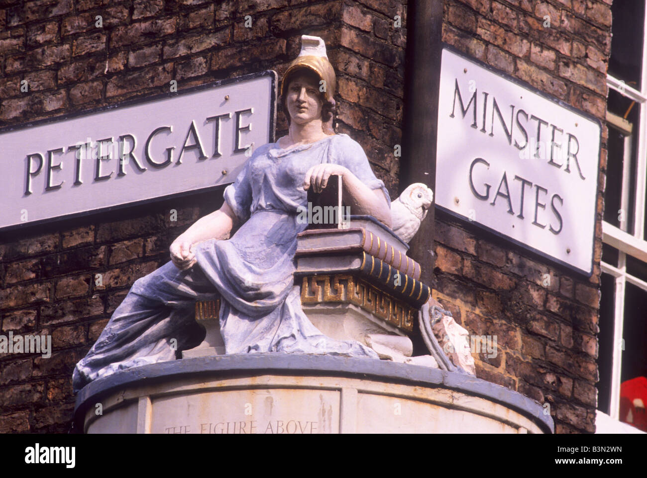 Minerva dea romana della sapienza York pietra intagliata street figura da Wolstenholme libri Gufo Sapiente Petergate Minster Gates strade Foto Stock