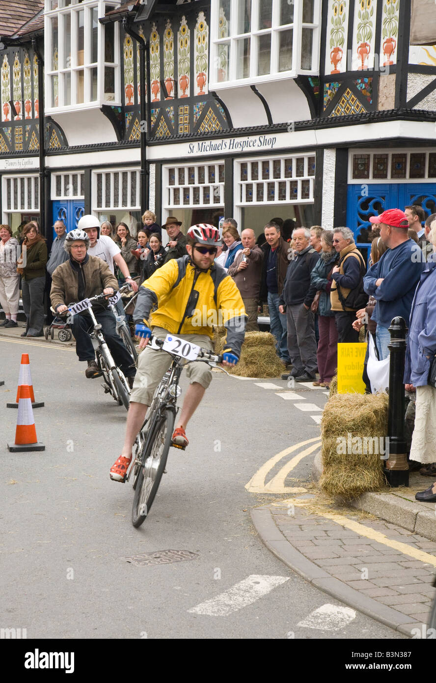 Concorrenti nel 2008 Tour de Presteigne bicicletta elettrica gara Foto Stock