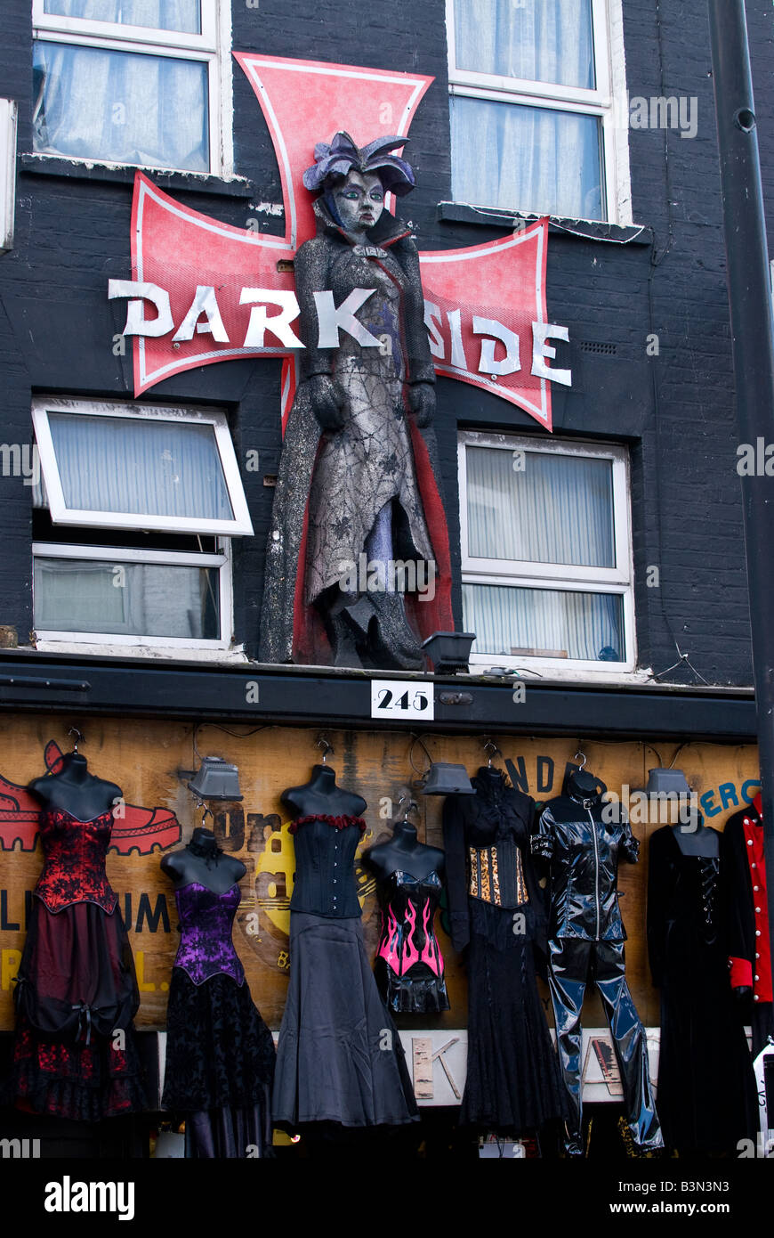 Londra stalle di Camden Market Il Darkside Shop per abiti di stile gotico e abbigliamento uomo Foto stock Alamy