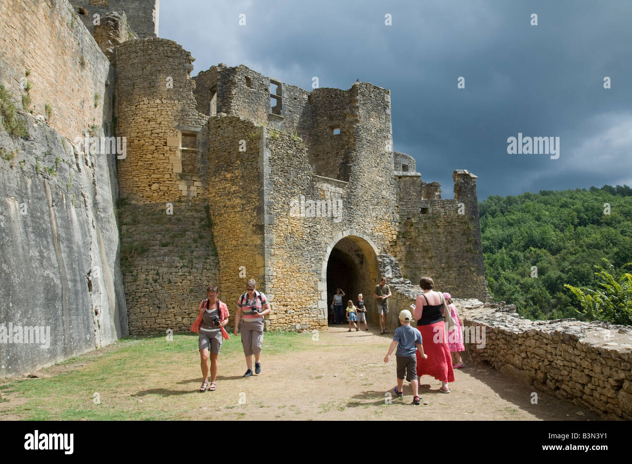 I turisti all'interno dei motivi di Bonaguil Chateau Francia Foto Stock