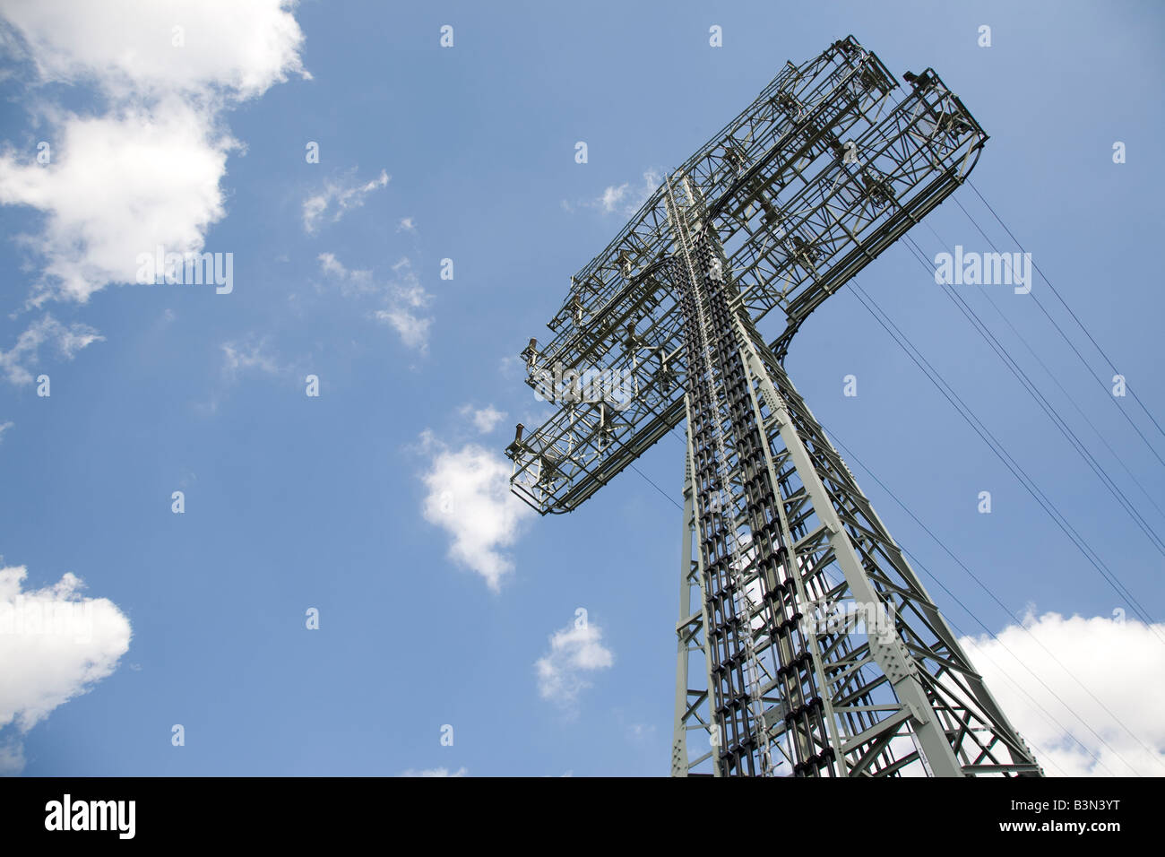 Electricty pilone contro il cielo blu Foto Stock