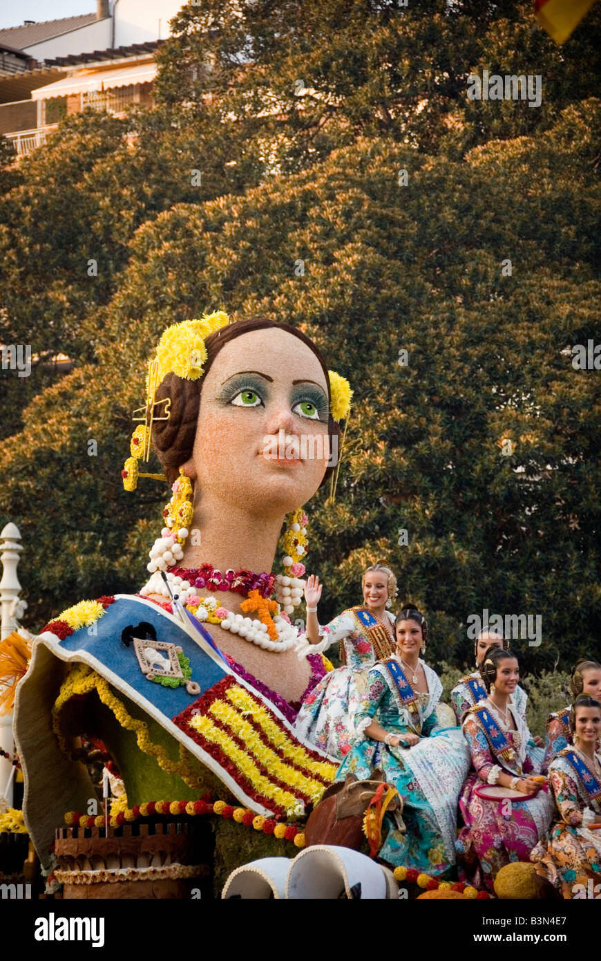 Donna spagnola in costume tradizionale su un galleggiante durante la Battaglia di fiori o Batalla de Flores a Valencia Spagna Foto Stock