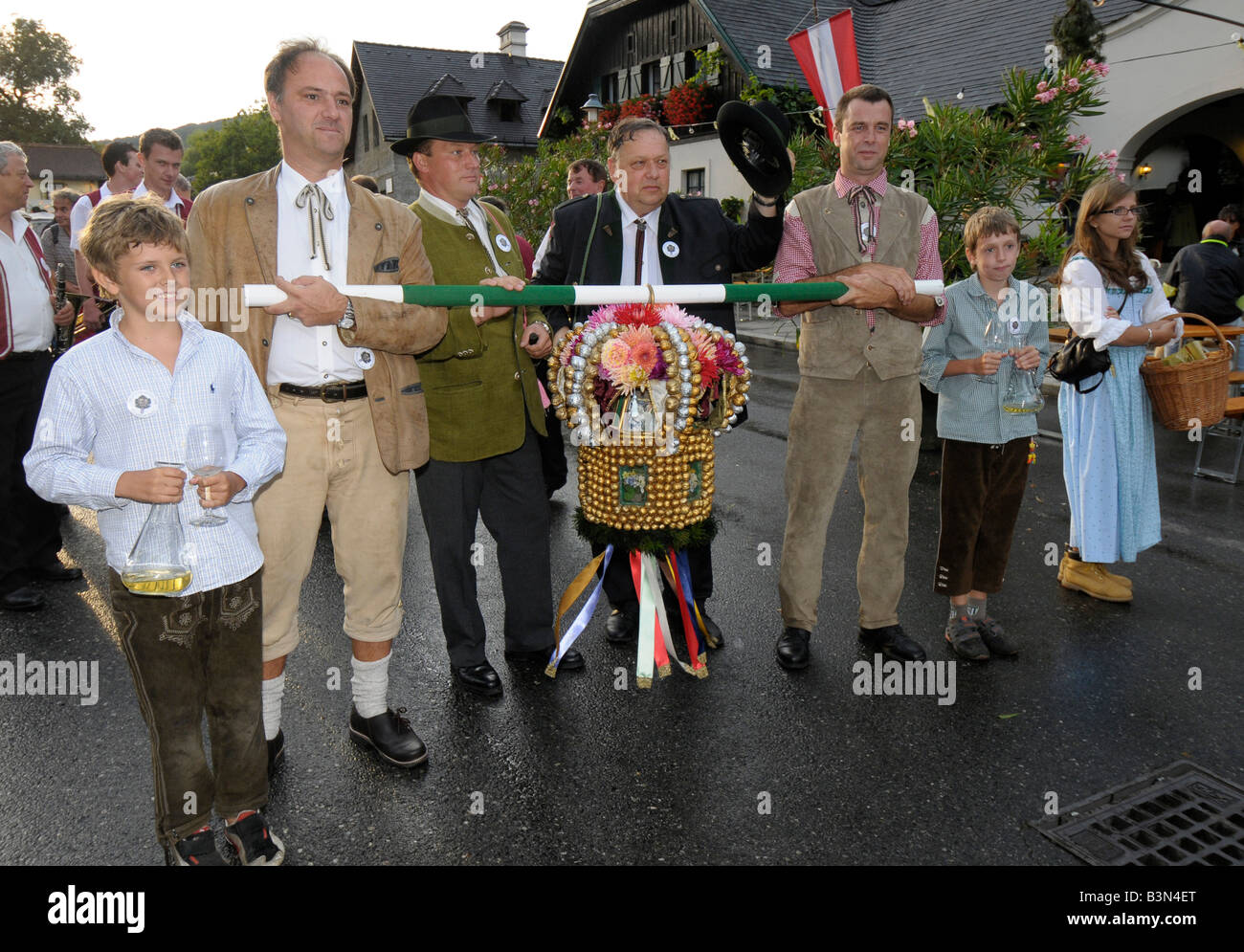 Haverkrone essendo portato a Kirtag Chiesa giorno festival presso il villaggio di Neustift am Walde, Austria Foto Stock