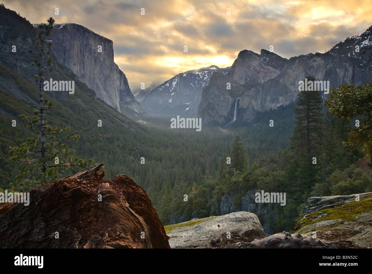 Yosemite Valley con drammatica la copertura nuvolosa su un inizio di mattina. Foto Stock