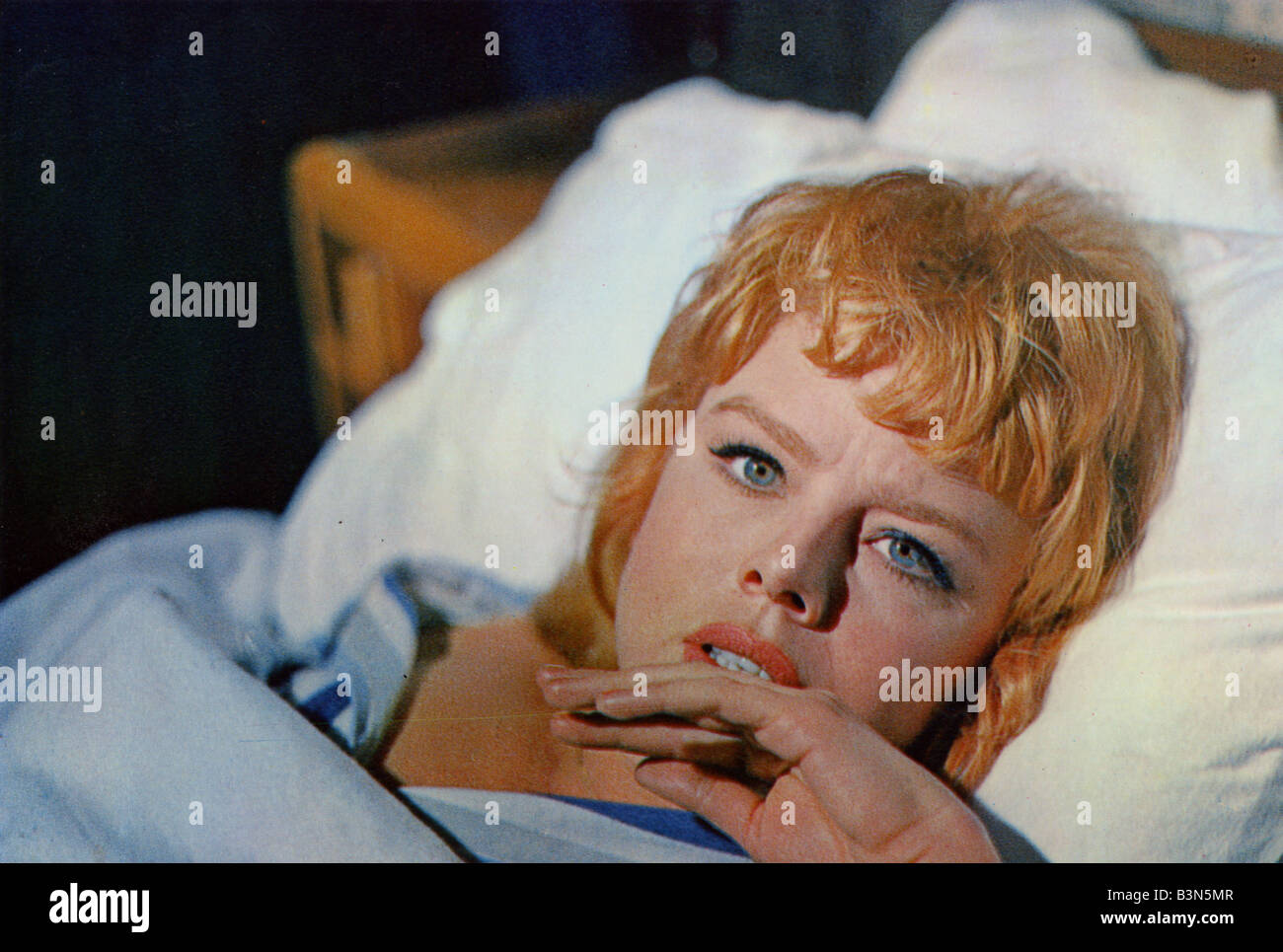 BITTER HARVEST 1963 Rank film con Janet Munro Foto Stock