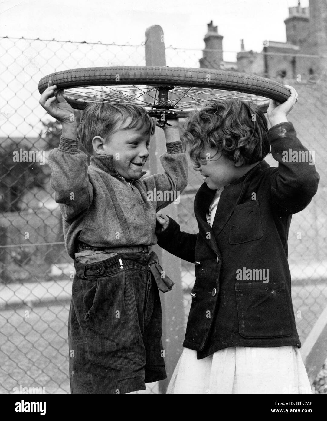 Parco giochi per i bambini SUL BRIXTON BOMBSITE a Londra circa 1956 Foto Stock