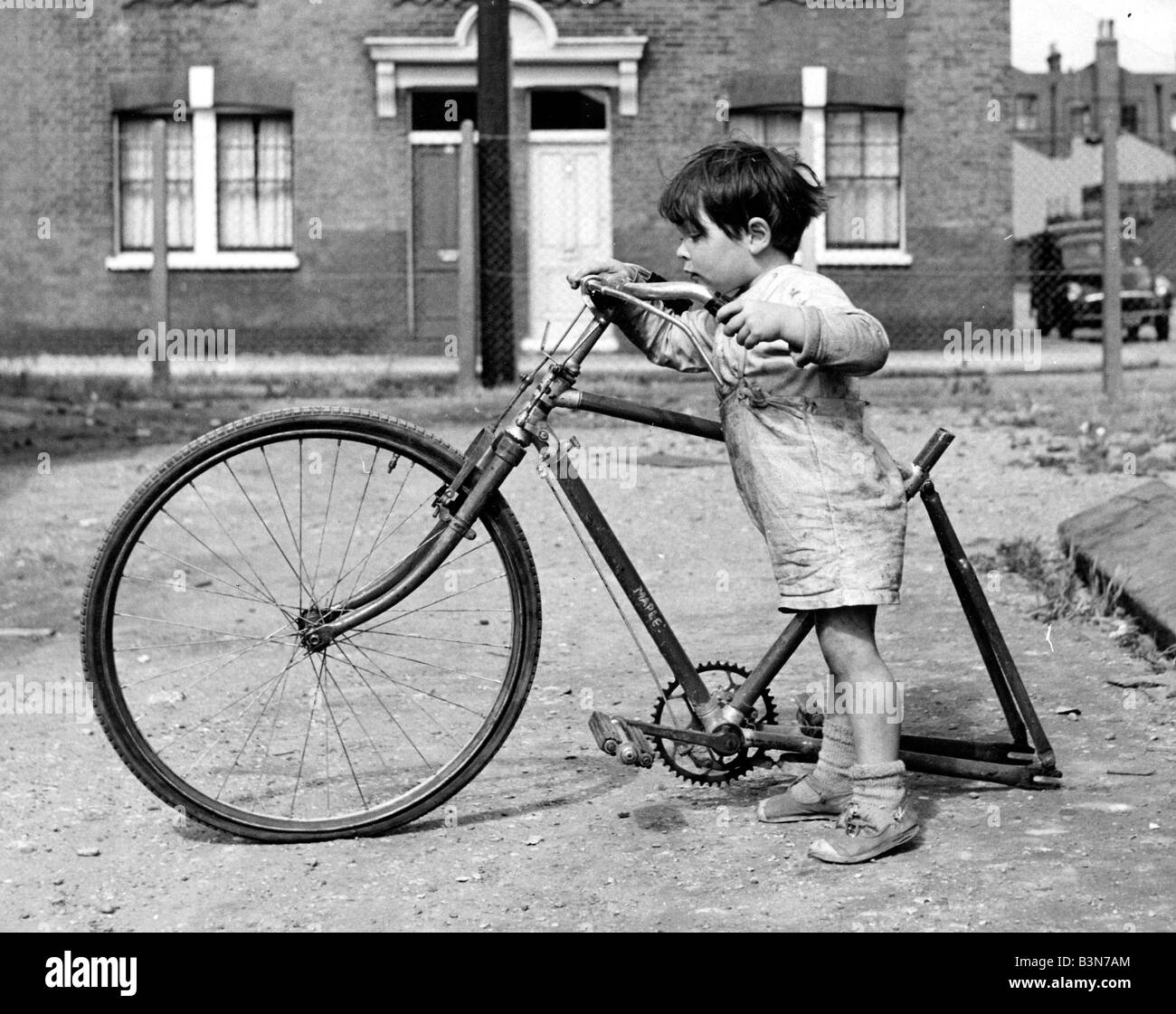 Parco giochi per i bambini SUL BRIXTON BOMBSITE a Londra circa 1956 Foto Stock