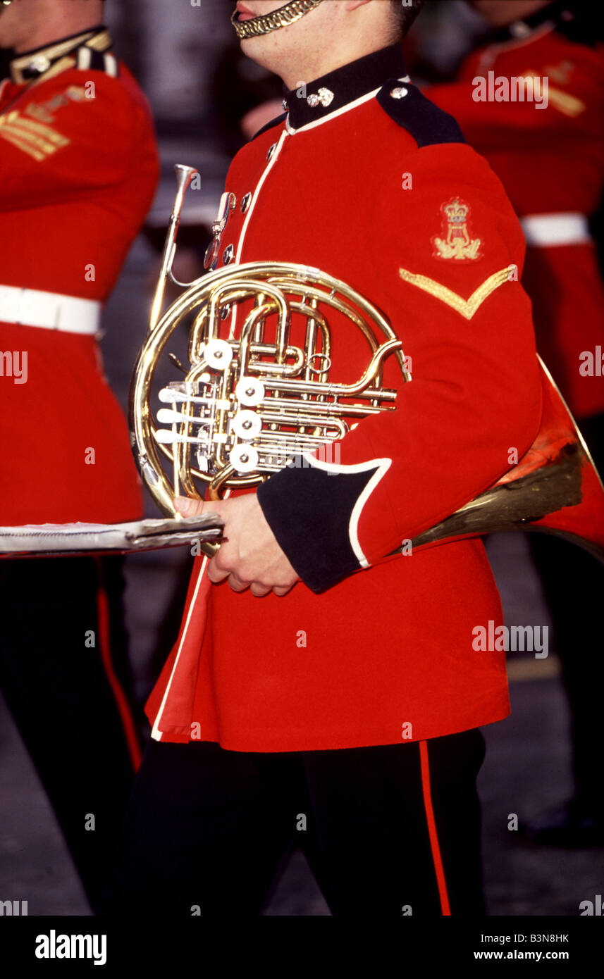 Banda Militare con il corno francese Foto Stock
