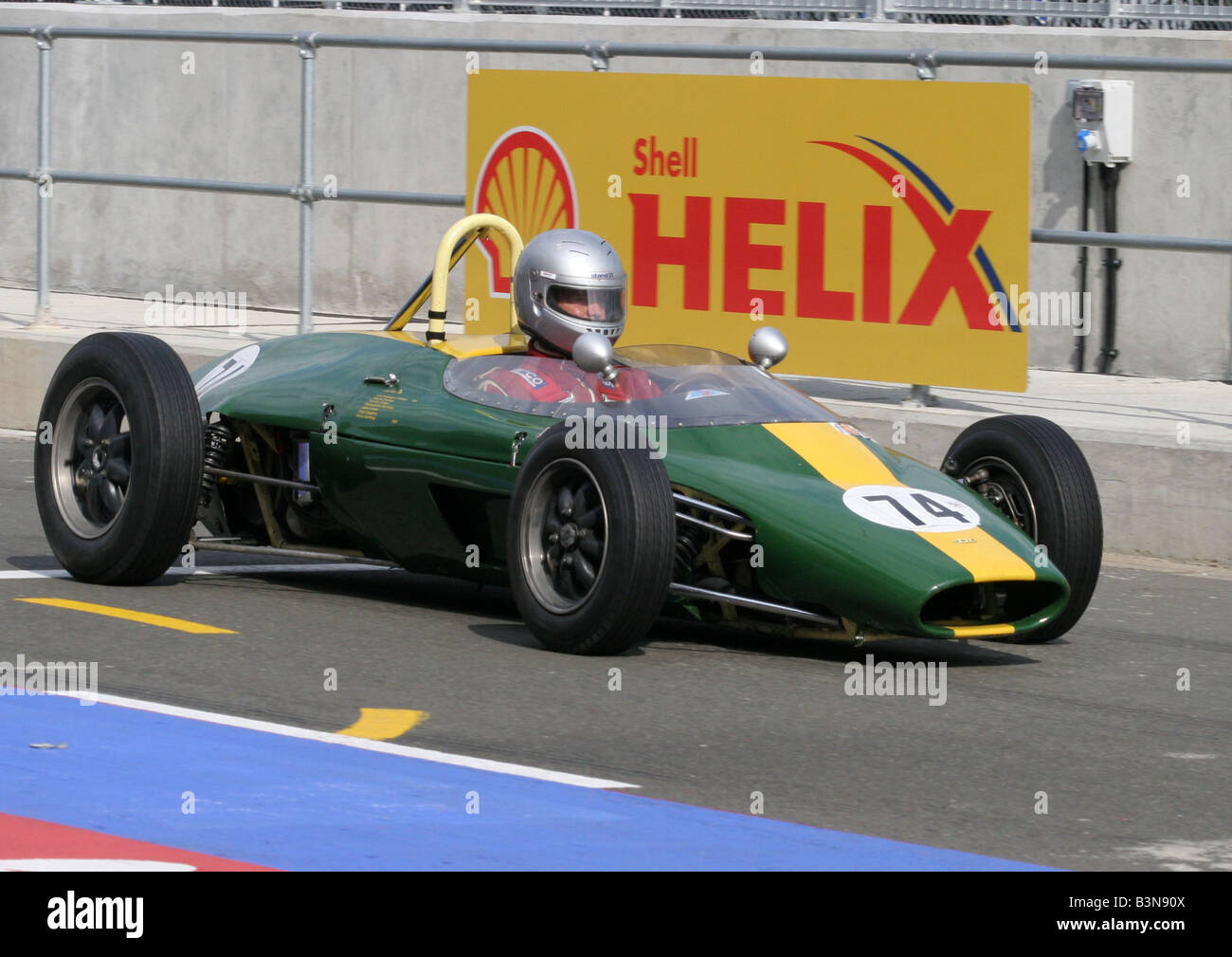 Hans Jorgen Krag dalla Danimarca nel No.74 un 1961 verde, Lola Mk3 Foto Stock