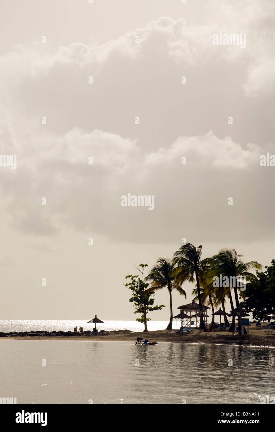 Tramonto sulla spiaggia, Windjammer Bay, St Lucia, 'West Indies' Foto Stock