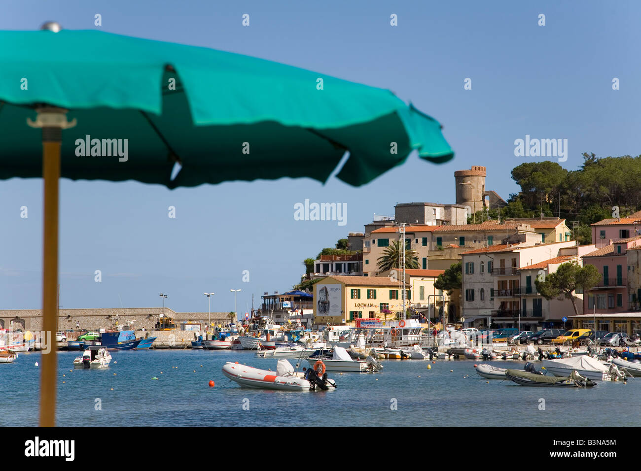 L'Italia, Elba, Marina di Campo, ombrellone, marina Foto Stock