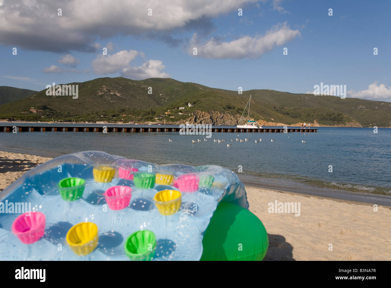 L'Italia, Elba, Marina di Campo, luminoso airbed sulla spiaggia Foto Stock