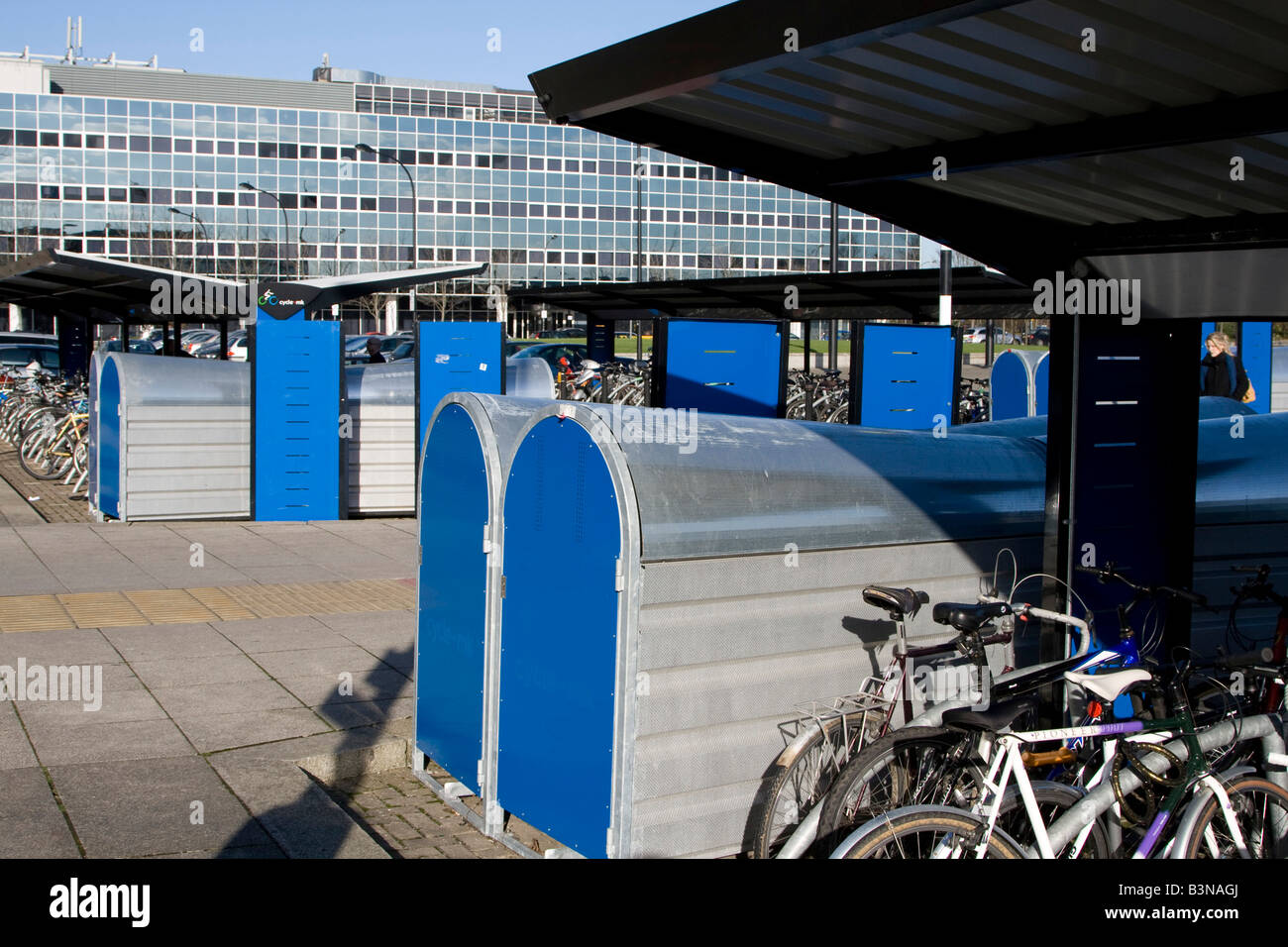 Ciclo Bike lock up stazione negozi parcheggio auto Milton Keynes centro città Buckinghamshire Sud Est Inghilterra Foto Stock