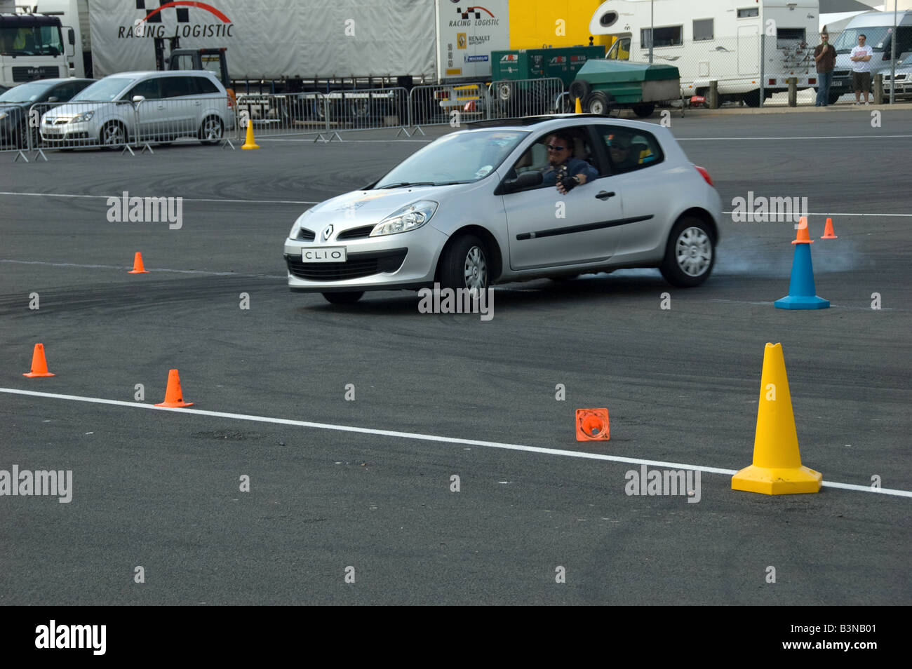 Renault clio stunt esperienza di guida Foto Stock