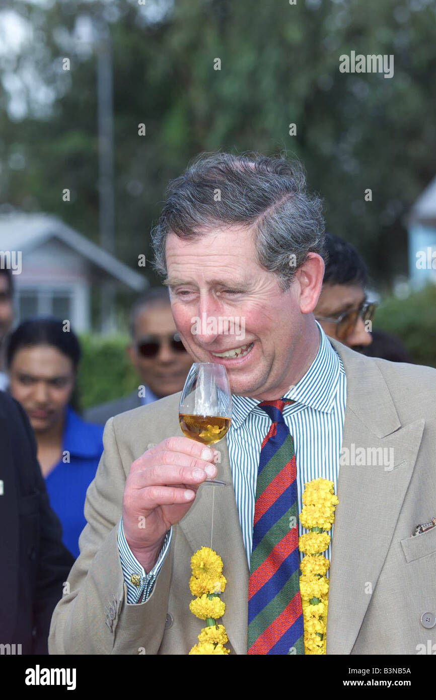 Il principe Charles Febbraio 2000 il principe visite Demerara rum distillery degustazione dei diversi tipi di rum e di vedere come sono fatti il cerimoniale ghirlande Foto Stock