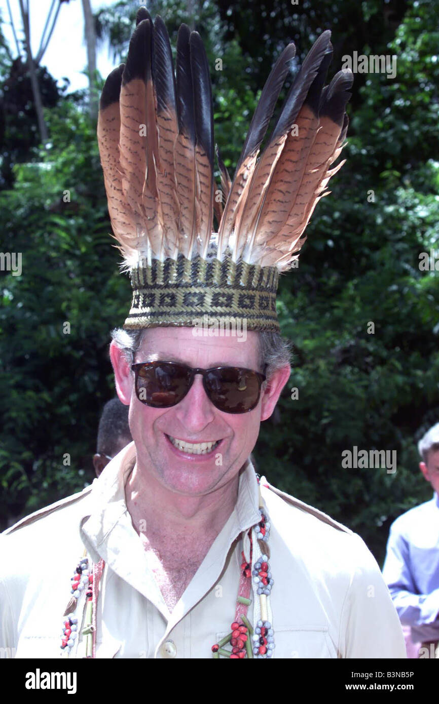 Il principe Charles Feb 2000 indossa un headress fatta di piume mentre visitando la foresta Iwokrama area di conservazione nella zona centrale di Guyana il principe è per finire i suoi quattro giorni di visita alla Guyana e viaggi in Giamaica domenica notte Foto Stock