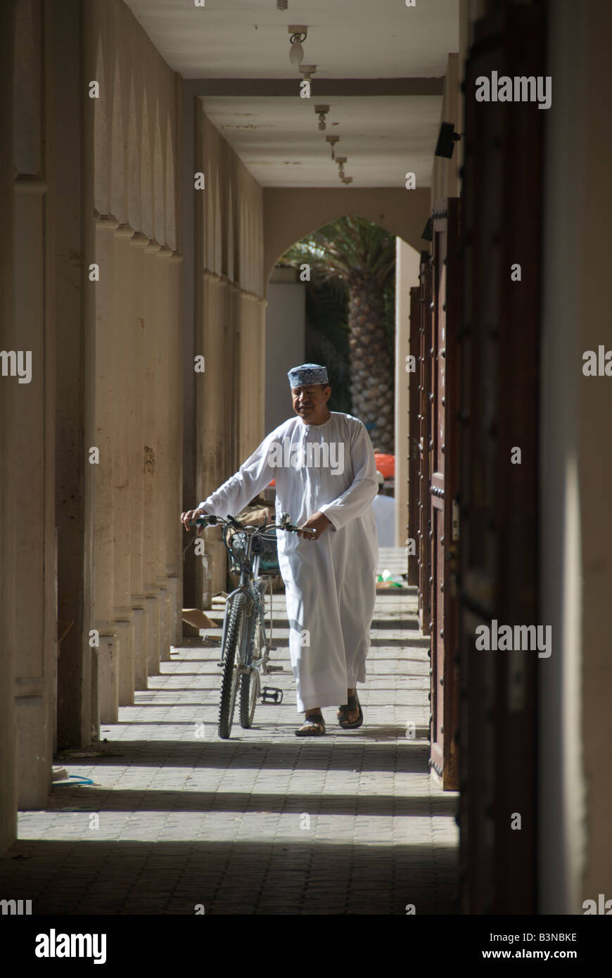 Uomo con bicicletta Nizwa Souq Al Dakhiliyah Regione Sultanato di Oman Foto Stock