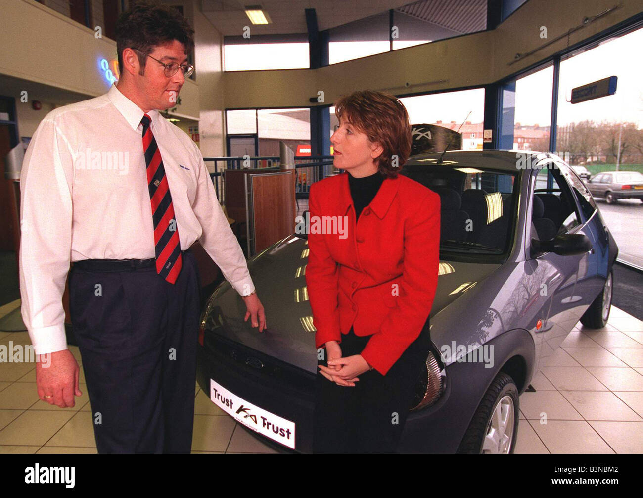 Kaye Adams con Ka Auto showroom interno parlando di venditore auto mirrorpix Foto Stock