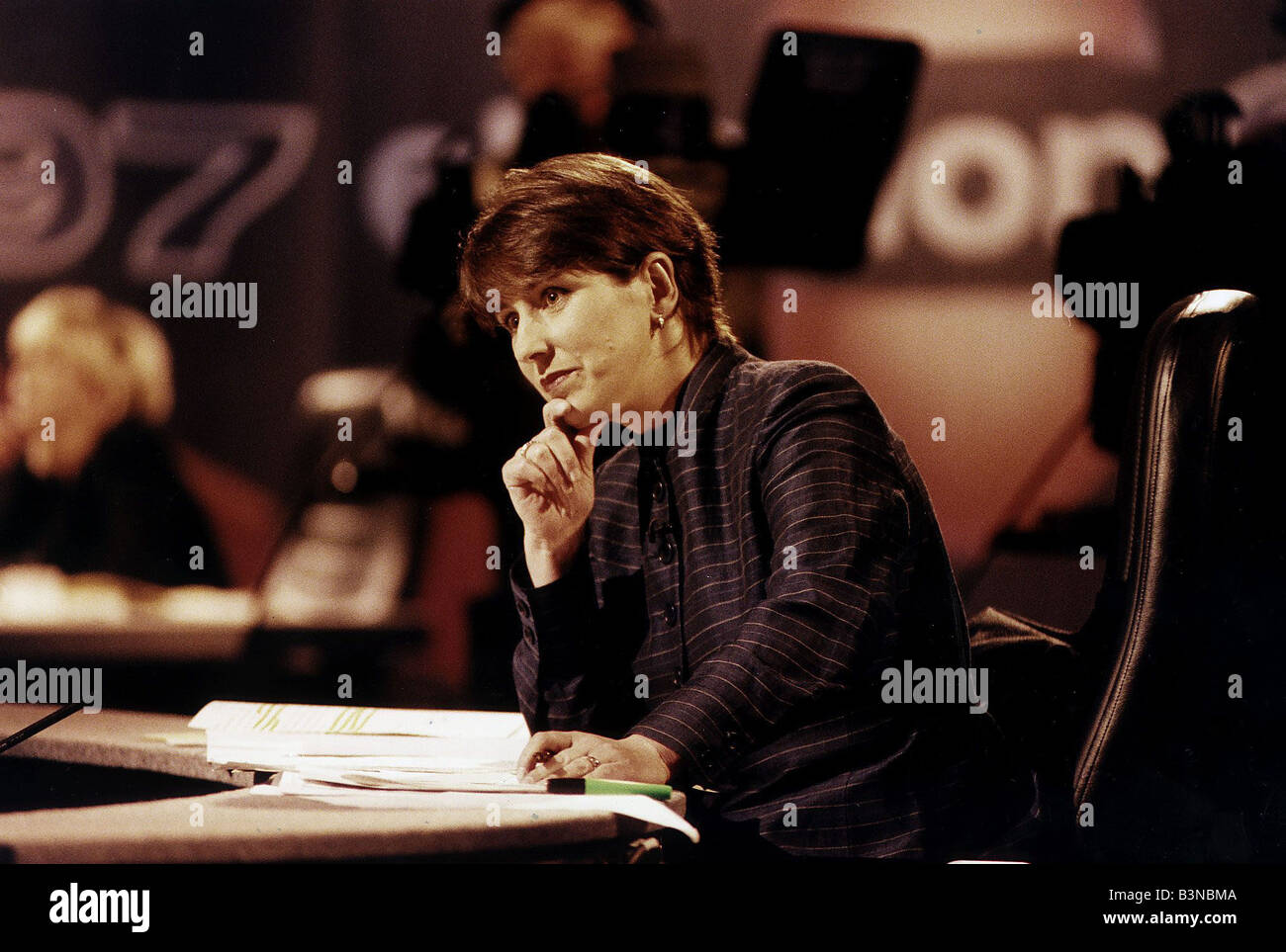 Kirsty Wark presentatore TV durante l'elezione 1997 programma risultati seduto alla scrivania in studio mano sul mento mirrorpix Foto Stock