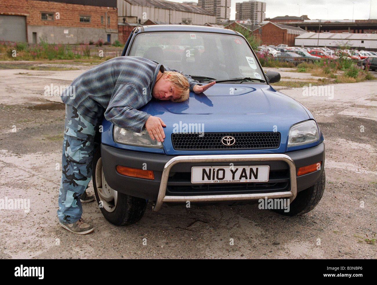 Ewan McLeod il presentatore TV con la sua auto Rav 4 x 4 Agosto 1997 mirrorpix Foto Stock