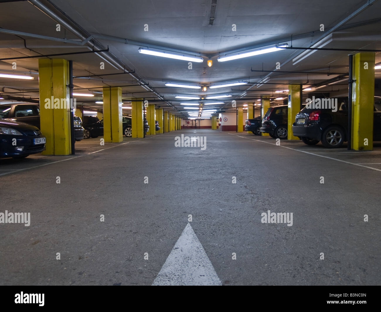 La grafica di strada rosso, giallo e bianco Foto Stock