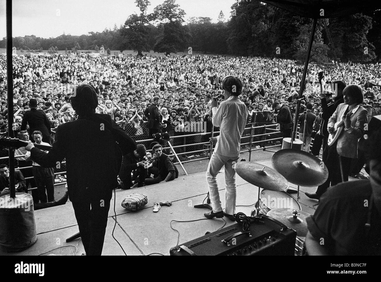 Rolling Stones concerto foto scattata sul fronte passi di Longleat House Wiltshire, Inghilterra 2 8 1964 Foto Stock