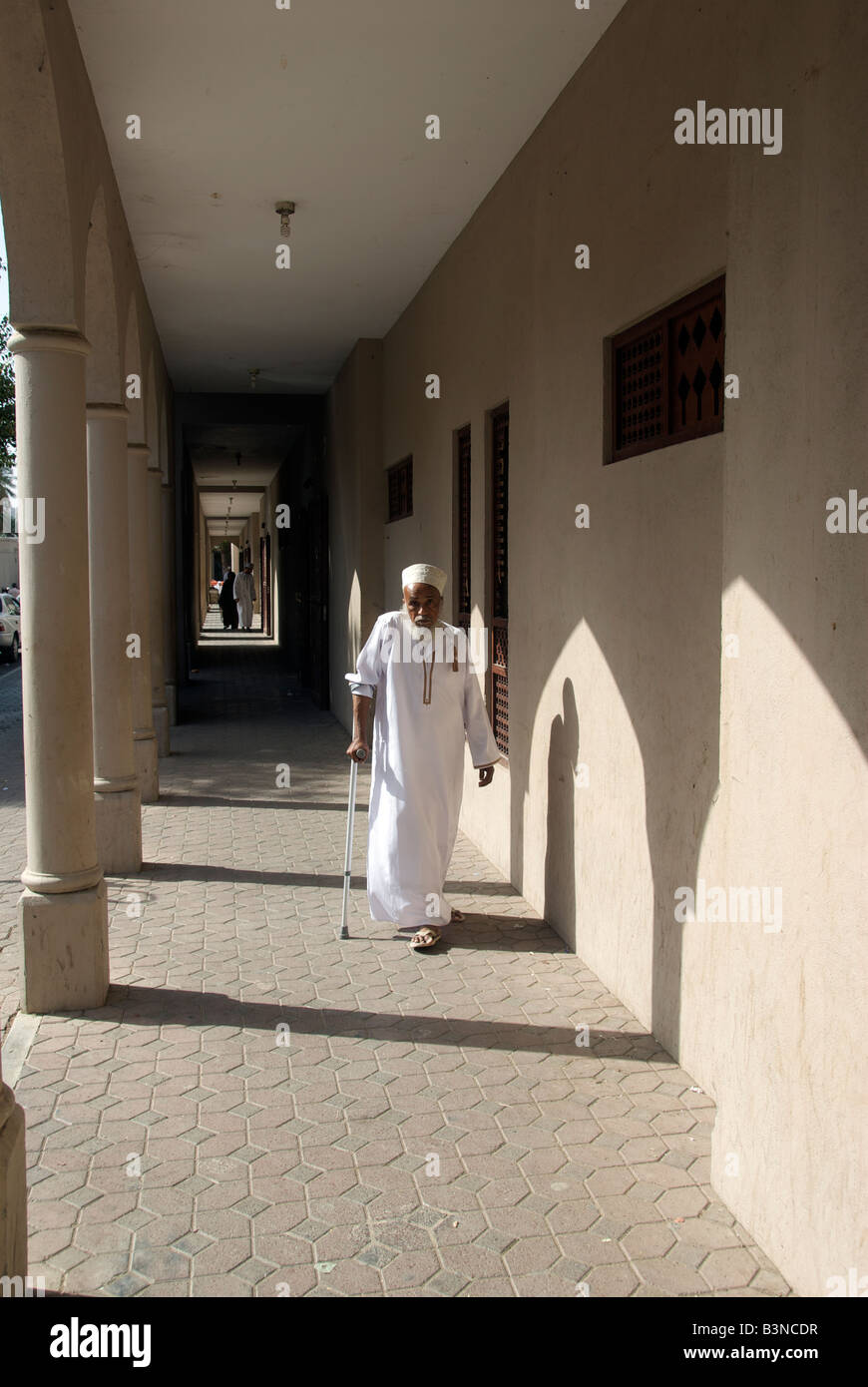 Uomo vecchio con bastone Nizwa Souq Al Dakhiliyah Regione Sultanato di Oman Foto Stock