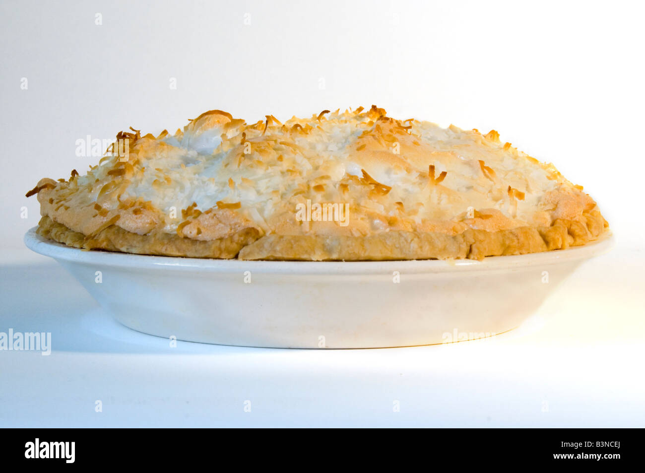 Una torta di crema di cocco su sfondo bianco. Ritaglio, silo. STATI UNITI. Foto Stock