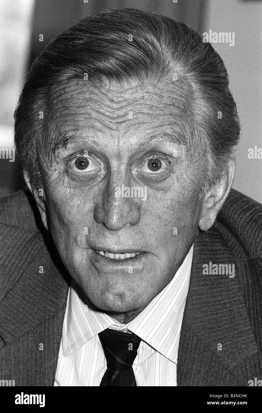 Kirk Douglas Aprile 1987 presso il Grosvenor House Hotel uft daily mirror intervista con Bill Marshall Foto Stock