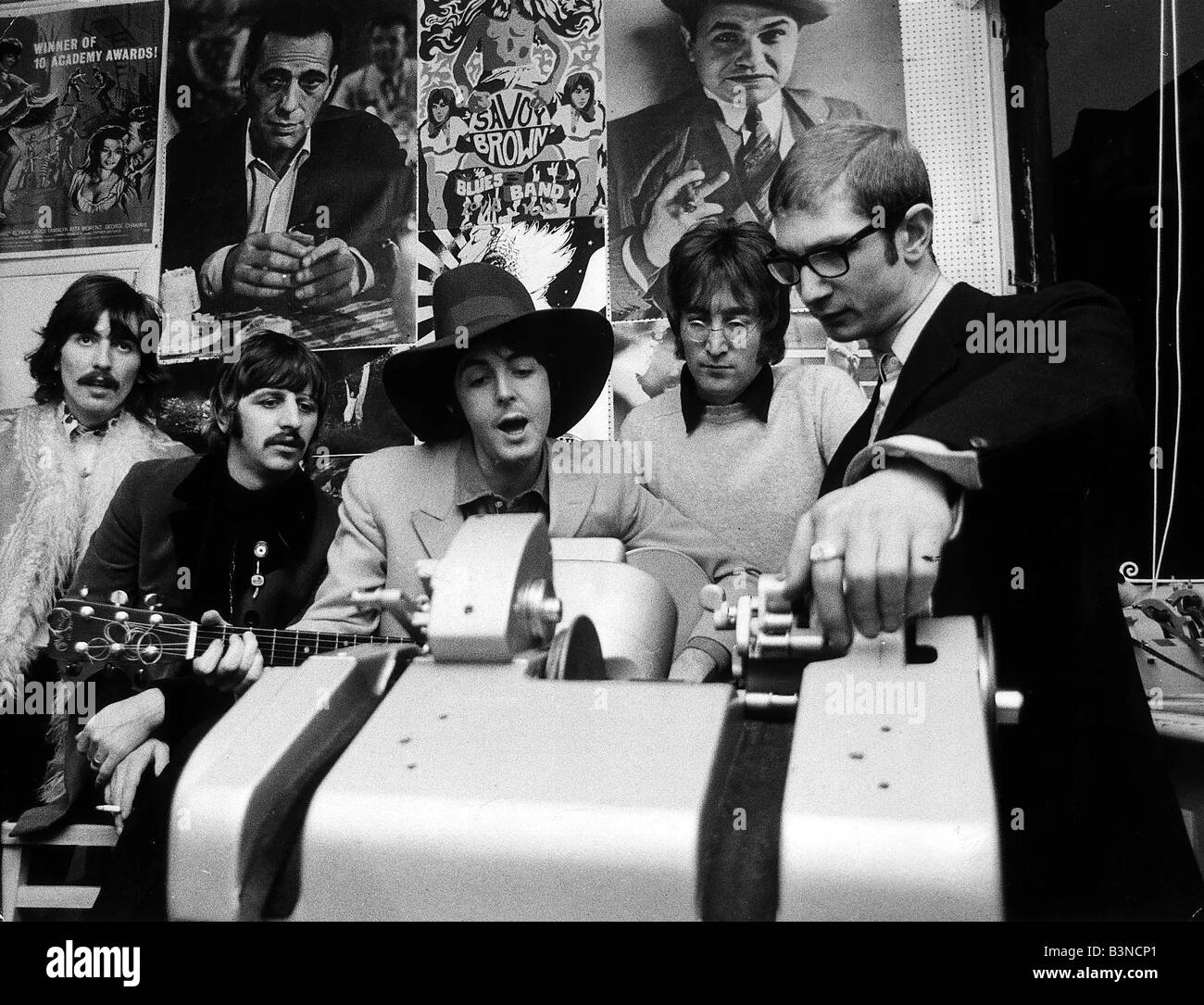 I Beatles gruppo Pop Giugno 1967 Paul McCartney George Harrison John Lennon e Ringo Starr a Film Studios in Soho terminando il loro film Magical Mystery Tour Foto Stock