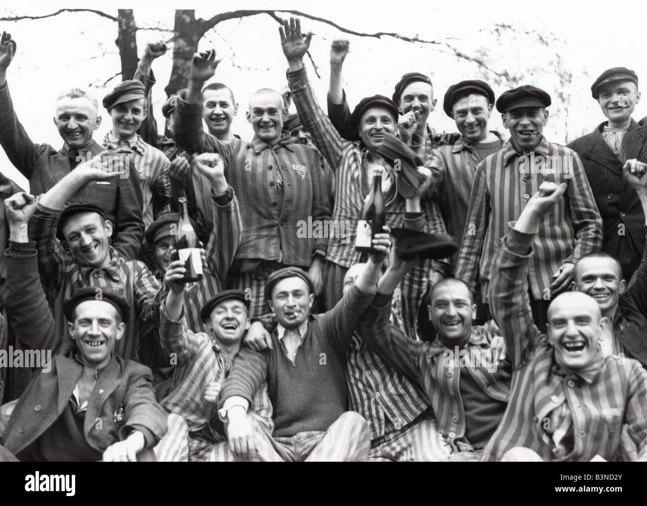 Prigionieri di Dachau celebrare la liberazione del campo di concentramento nazista nei pressi di Prigionieri di Dachau celebrare la liberazione del campo di concentramento nazista nei pressi di