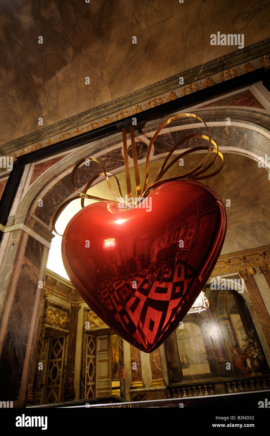 "Cuore pendenti', un arte di installazione da top-vendita artista statunitense Jeff Koons, sul display dello Chateau de Versailles in Francia. Foto Stock