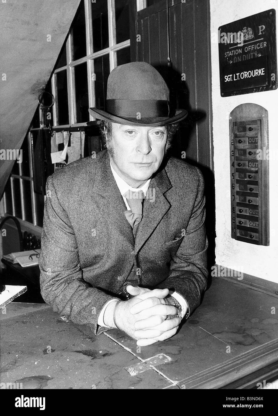 Michael Caine Marzo 1988 attore nel Tamigi TV Docudrama Jack lo Squartatore giocando il carattere Detective Abberline ispettore di Scotland Yard girato a Pineta Studio Foto Stock