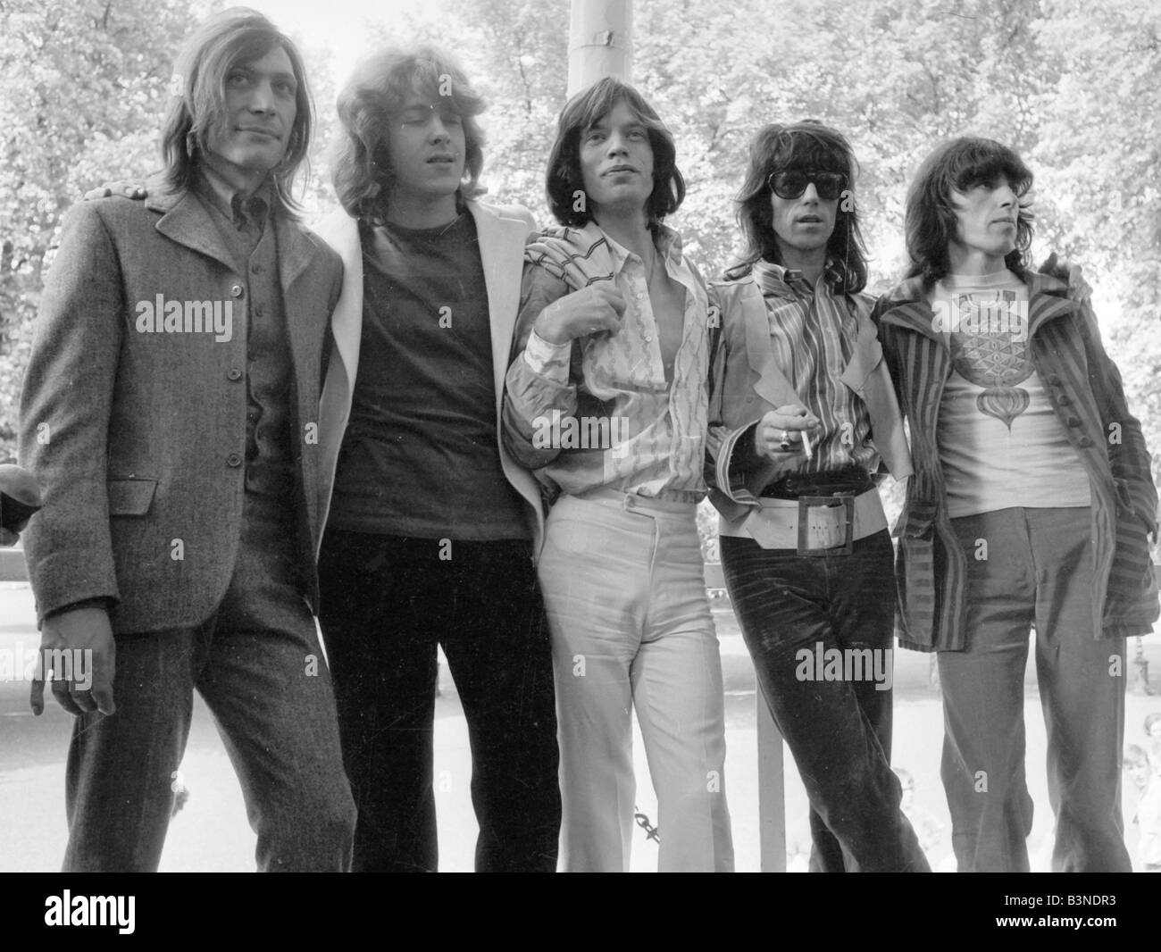 Il Rolling Stones gruppo pop 1969 Mick Jagger e Keith Richards in Hyde Park Entertainment music band Abbigliamento Moda Uomo Shirt fumatori 1969 anni sessanta Mirrorpix 1969 1279 Foto Stock