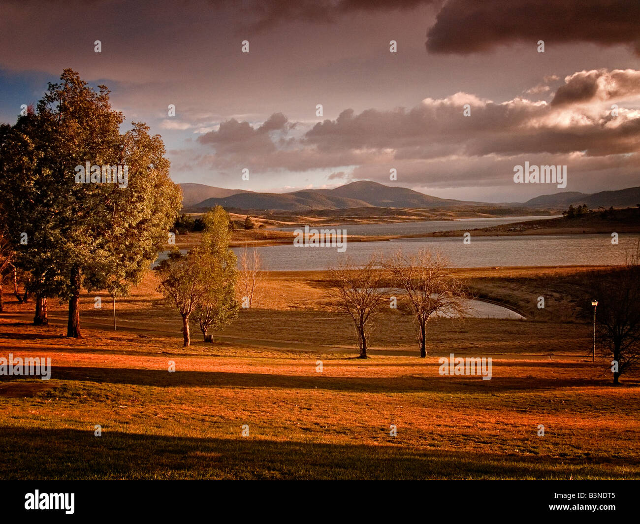 La mattina presto il lago Jindabyne Snowy Mountains Nuovo Galles del Sud Australia Foto Stock