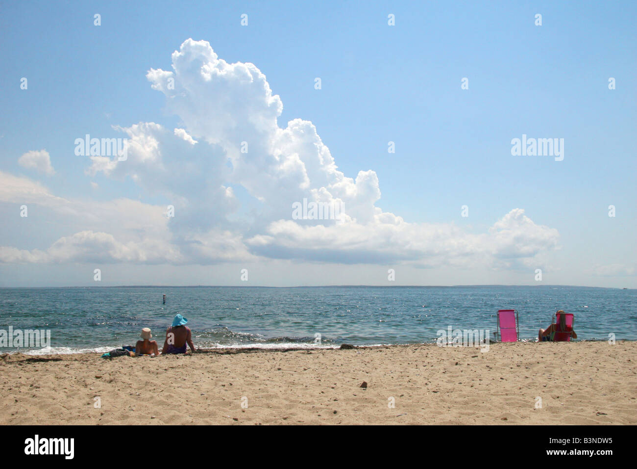 Sun bagnanti e nuvole Menauhant Beach, Falmouth, Massachusetts. Martha's Vineyard è visibile all'orizzonte. Foto Stock