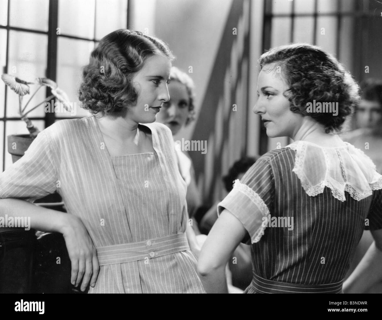 Onorevoli colleghe parlano di 1933 Warner film ambientato in un carcere femminile con Barbara Stanwyck a sinistra Foto Stock