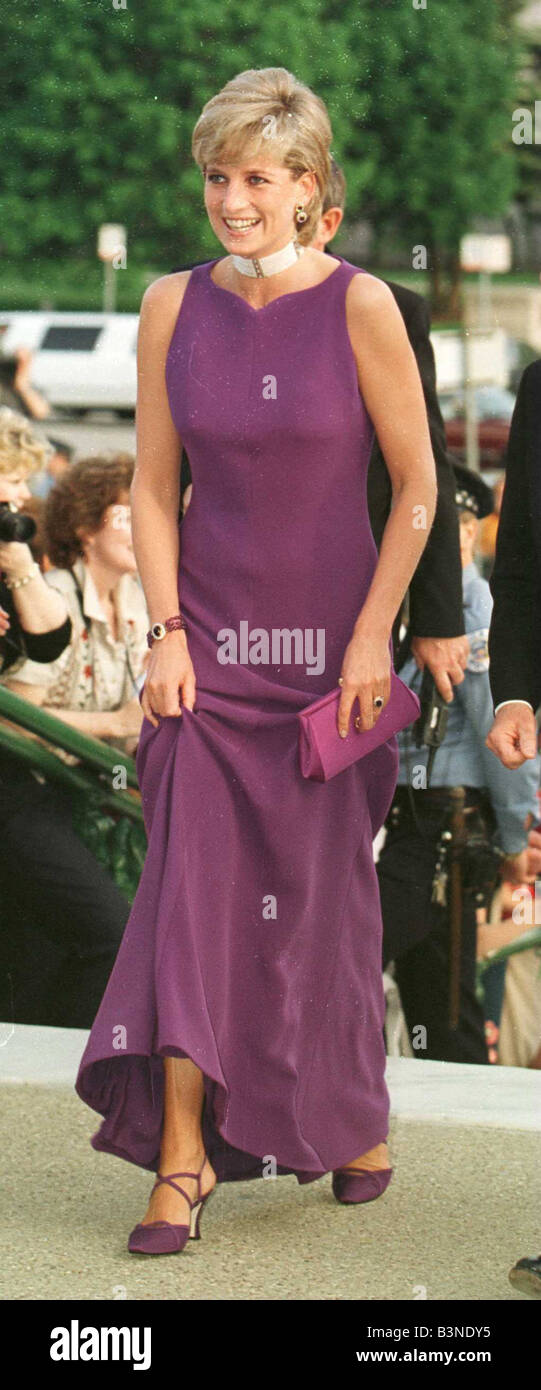 La principessa Diana arriva per una cena di gala presso il Museo di Storia  di Chicago lungo abito viola Giugno 1996 Foto stock - Alamy