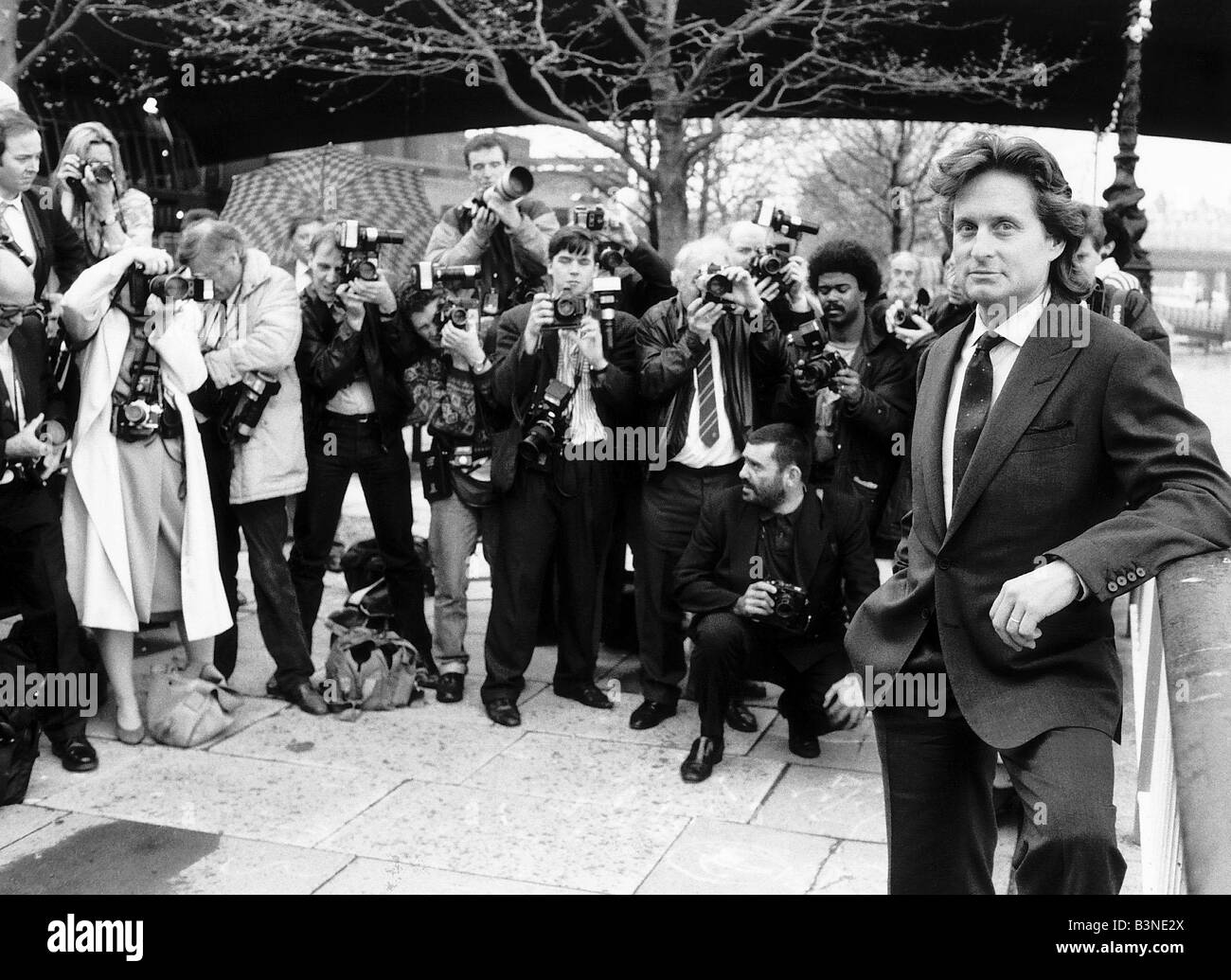 Michael Douglas attore si appoggia sulla parete essendo fotografato Foto Stock