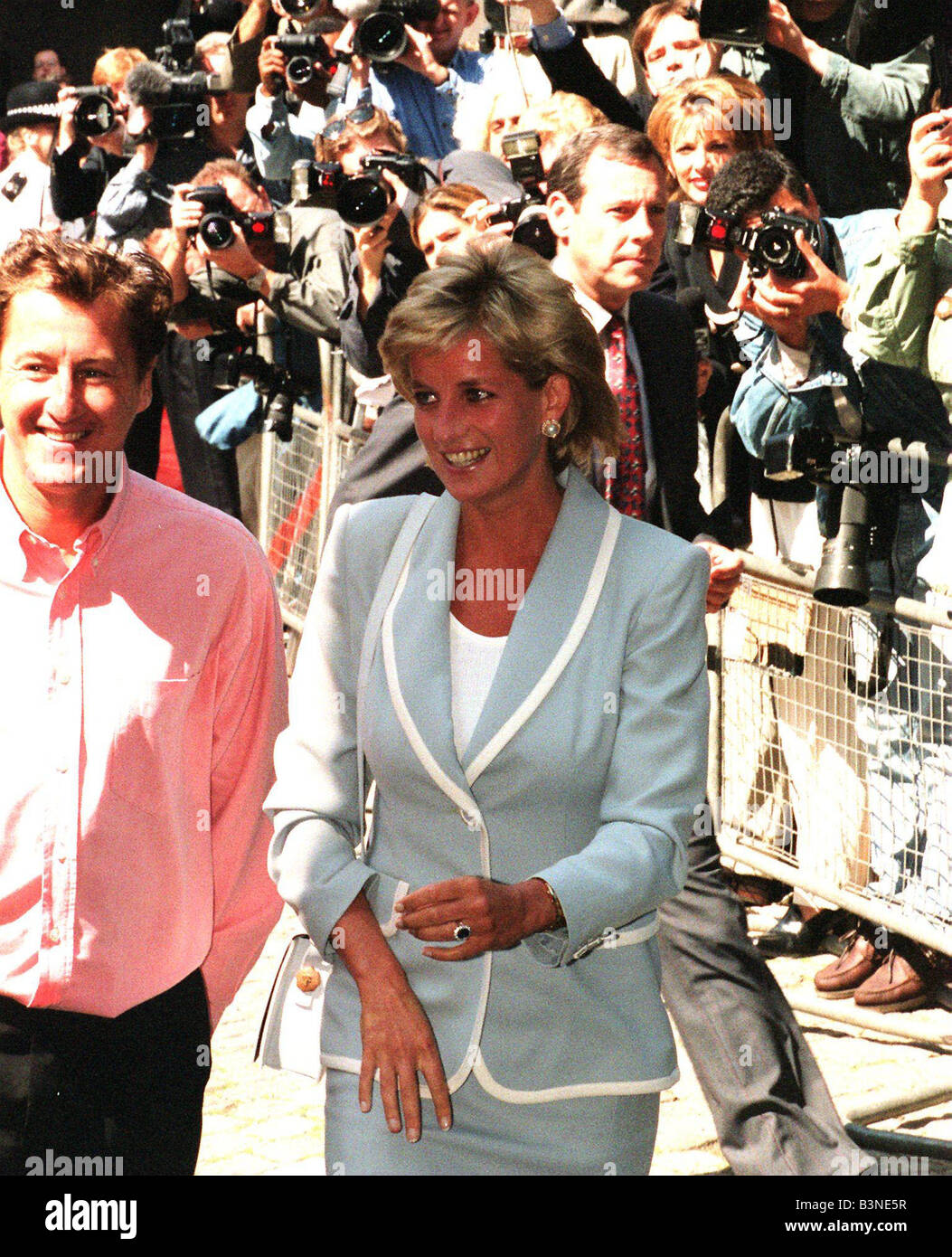 La principessa Diana arriva in corrispondenza della nazionale inglese di balletto in South Kensington per un pranzo informale sul giorno del suo divorzio da Prince Charles August 1996 Foto Stock