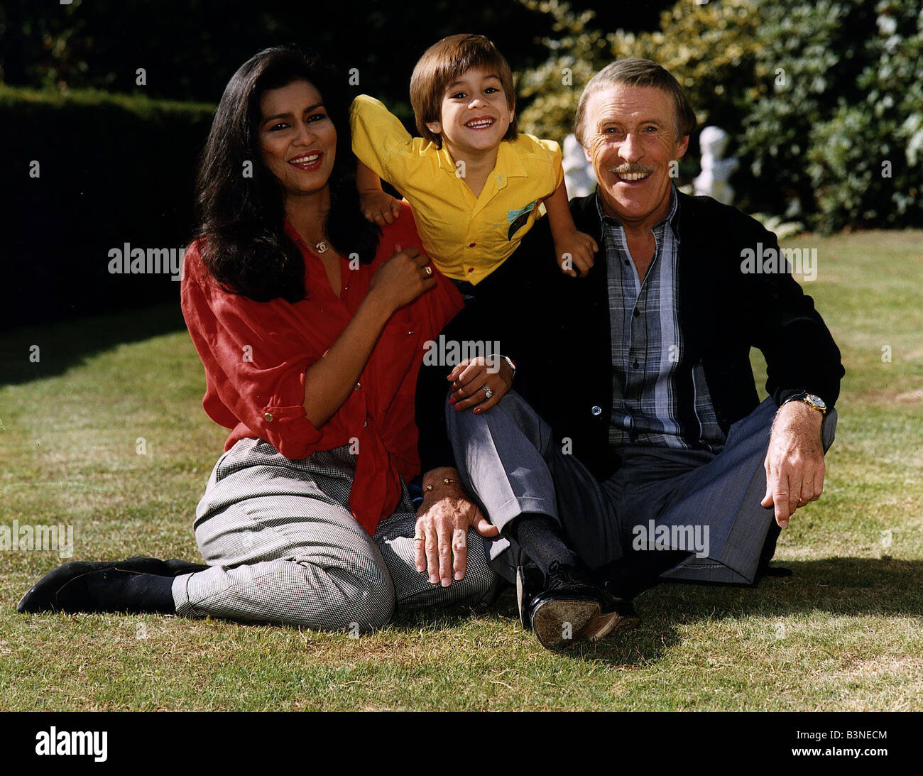 Bruce Forsyth il presentatore TV con moglie e figlio Agosto 1990 Mirrorpix Foto Stock