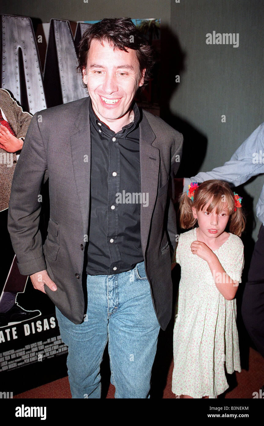 Jools Holland musicista alla premiere del film Mr Bean 1997 pianista e il presentatore TV con il bambino a premiere del film mirrorpix Foto Stock