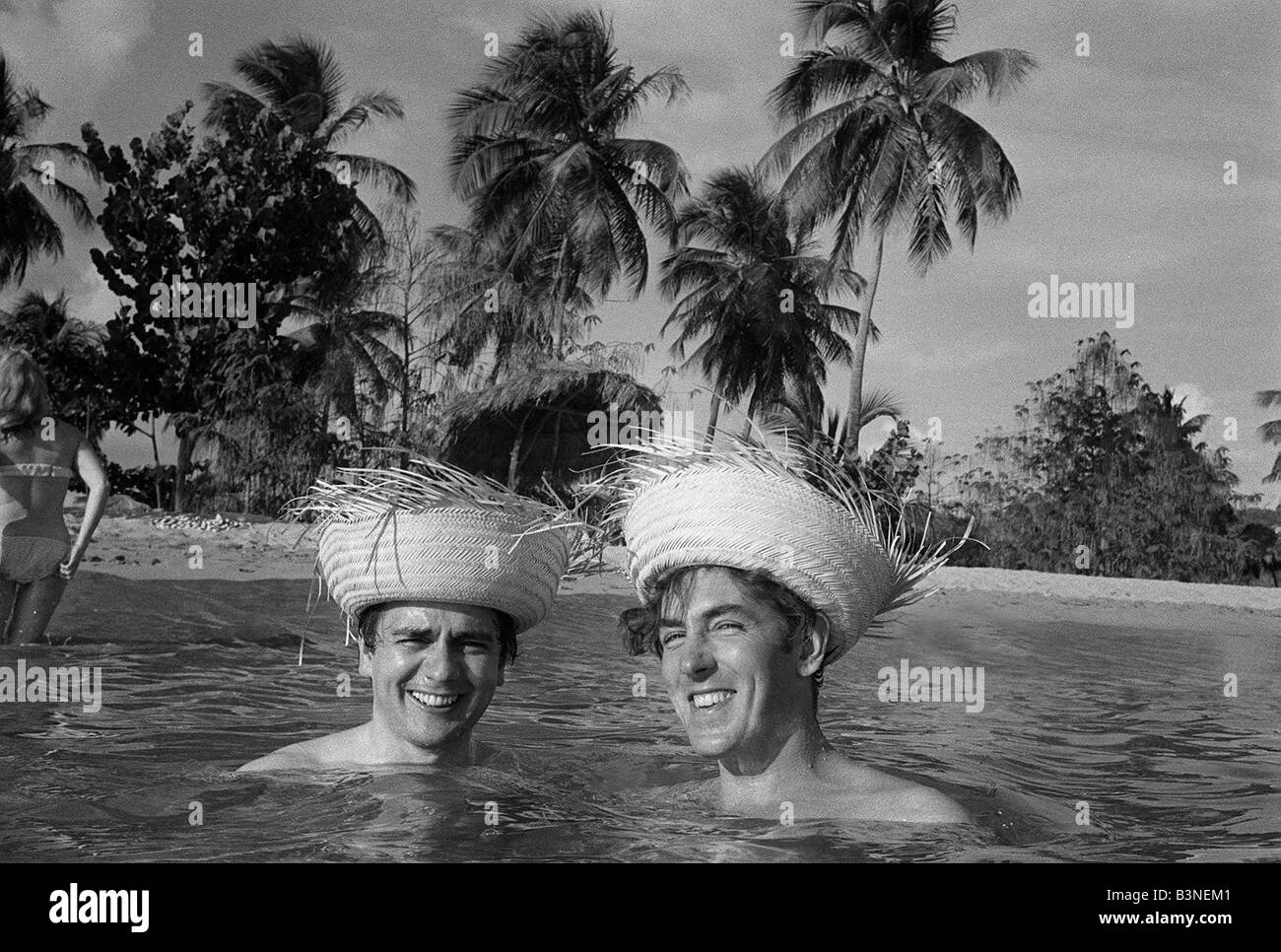 Peter Cook e Dudley Moore in vacanza in Bahamas 1966 indossando cappelli di paglia trovanella mirrorpix mare Foto Stock