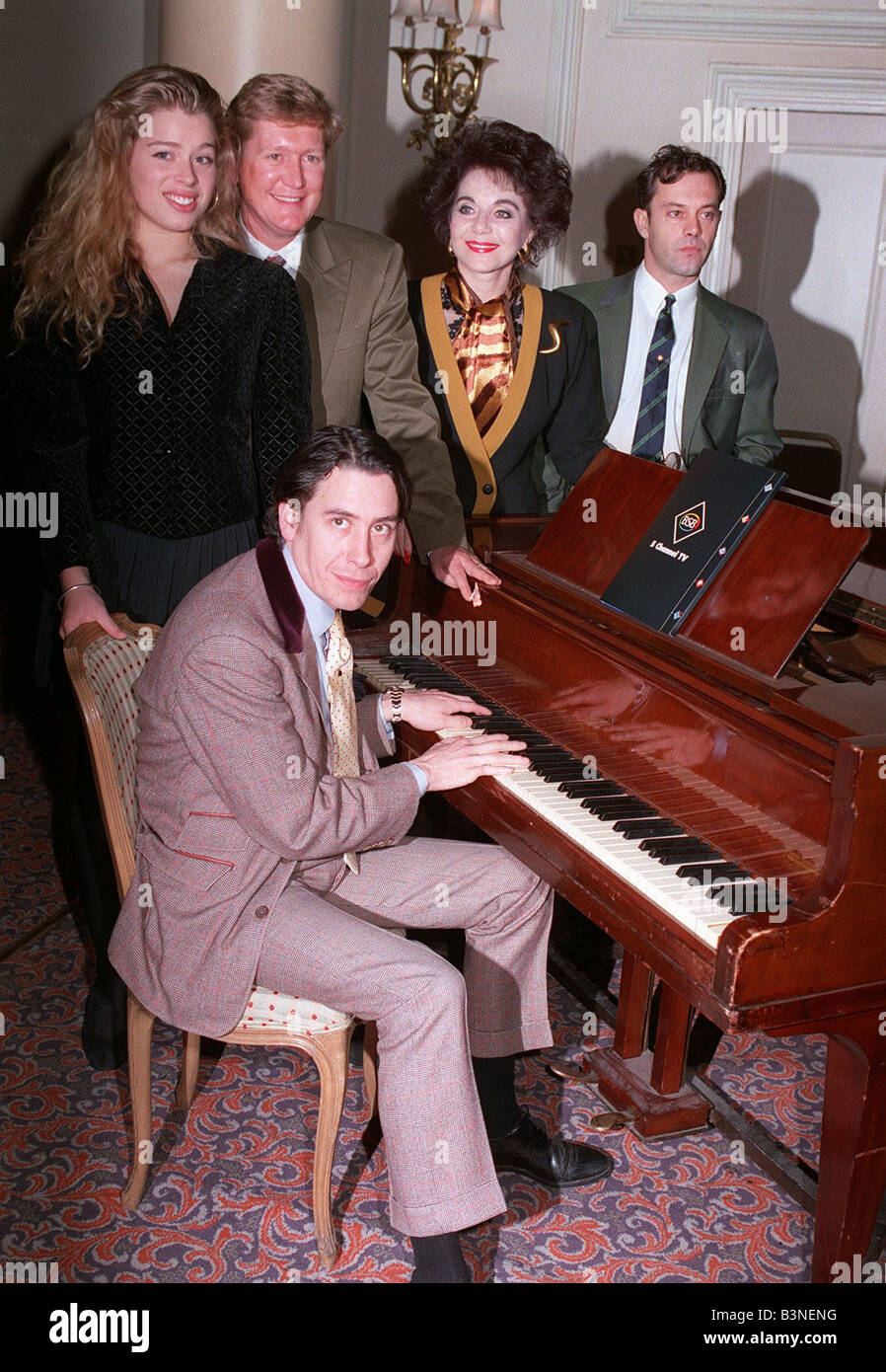 Jools Holland entertainer Mike Smith il presentatore TV Holland al pianoforte ad una funzione BSB Febbraio 1990 mirrorpix Foto Stock