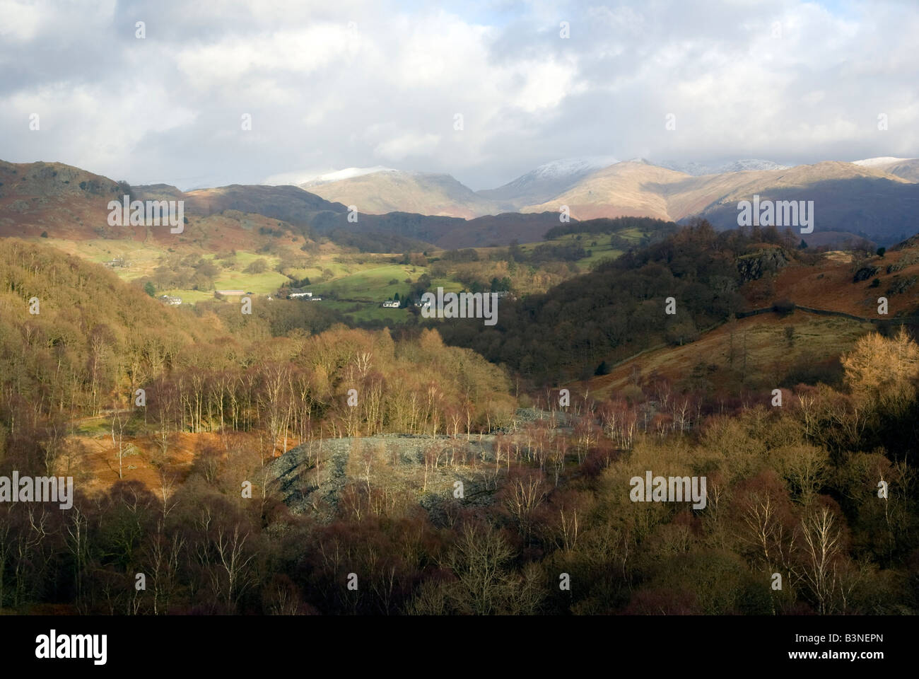 Lakeland paesaggio invernale da Hodge ha vicina cava di ardesia guardando verso il fells con illuminazione invernale Foto Stock