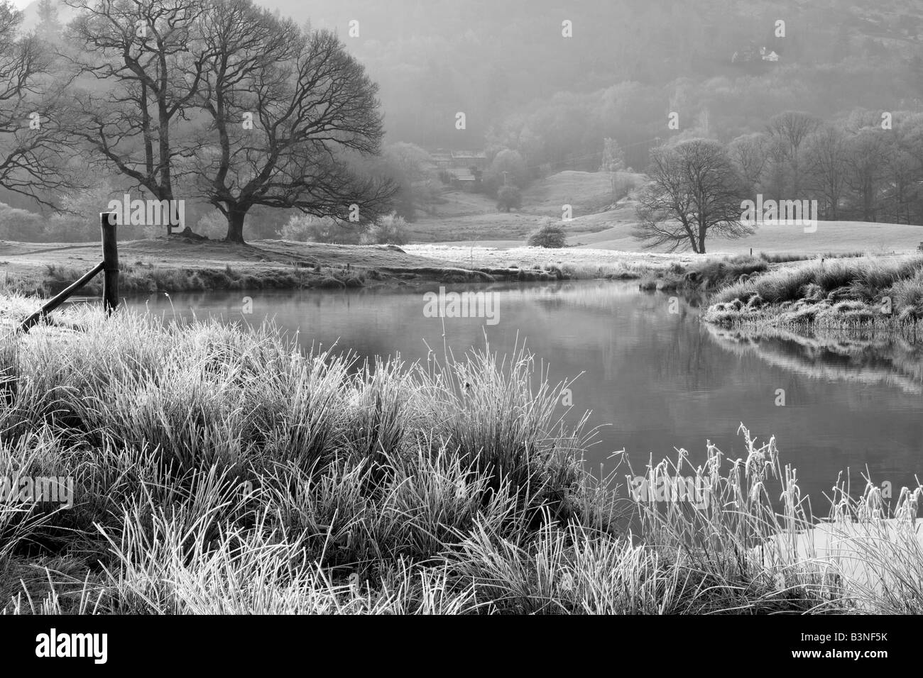 Monocromatico paesaggio il pupazzo di neve sul fiume brathay cumbria Foto Stock