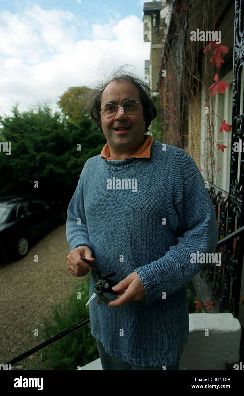 Danny Baker Radio TV presentatore ottobre fuori di casa sua in Kidbrooke South East London mirrorpix Foto Stock