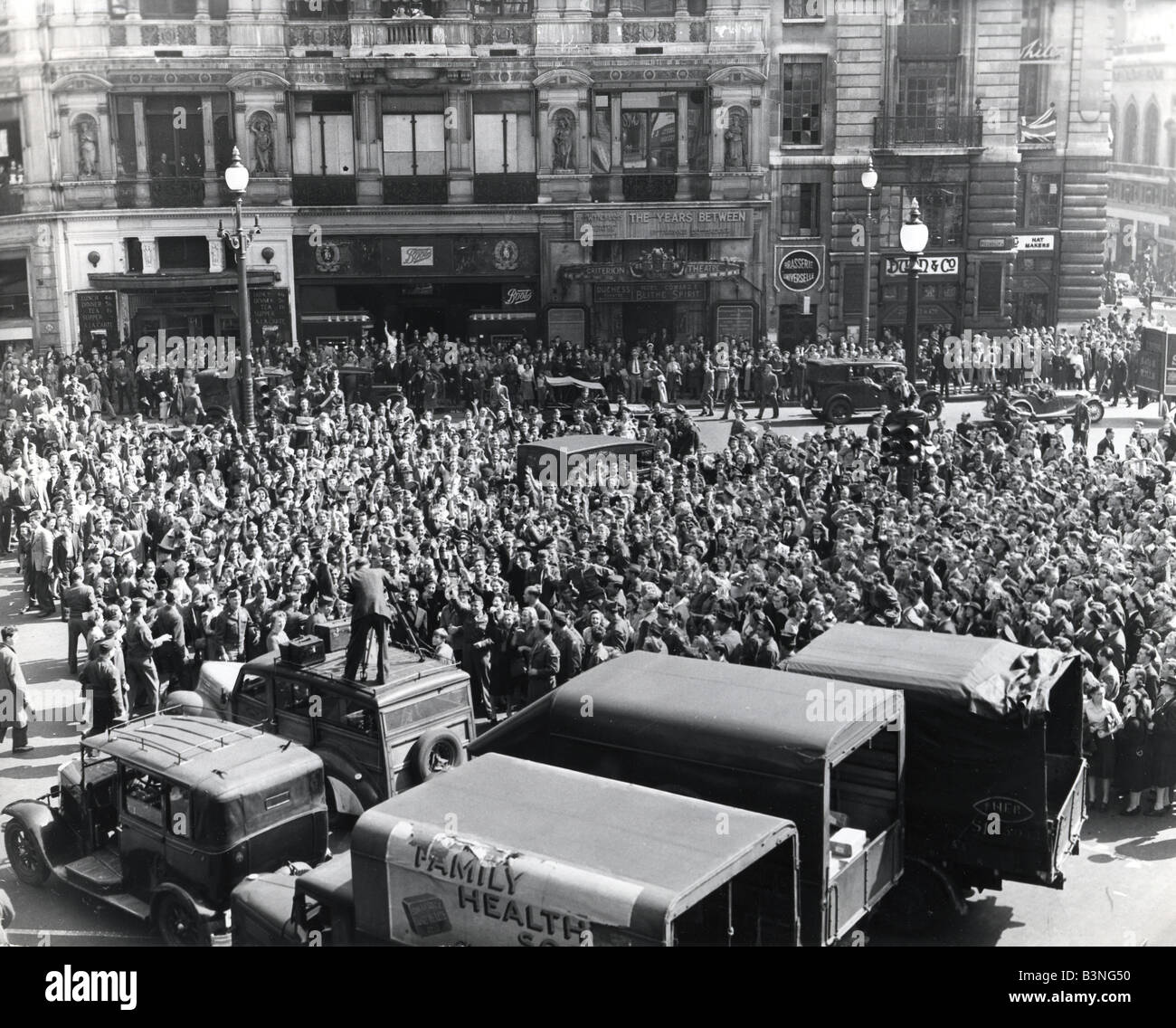 VJ il giorno 15 agosto 1945 ha segnato la rinuncia del Giappone e folle si radunarono in Trafalgar Square per celebrare la fine di WW2 Foto Stock
