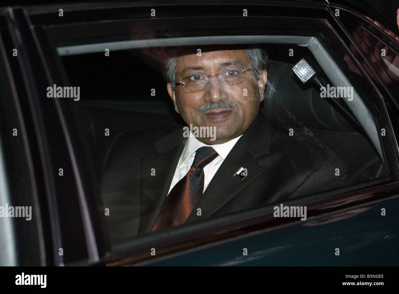 Il presidente del Pakistan Musharraf lascia Manchester circondato da strette misure di sicurezza Dicembre 2004 Foto Stock