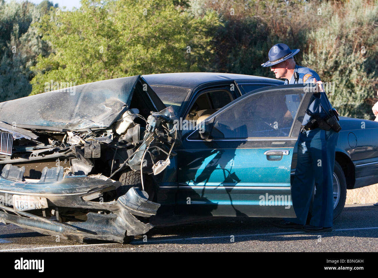 Funzionario di polizia sulla scena di un incidente di auto a Washington Kennewick Foto Stock
